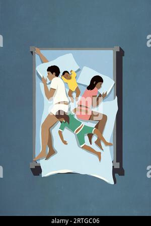 Vista dall'alto genitori e bambini che dormono insieme a letto Foto Stock