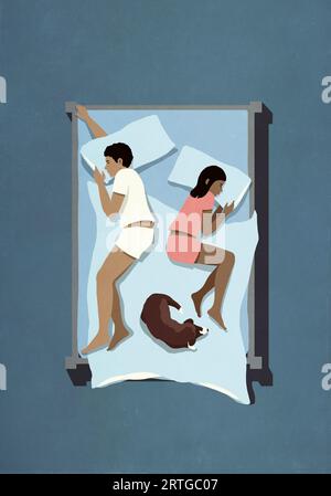 Vista dall'alto coppia che dorme a letto con il cane Foto Stock
