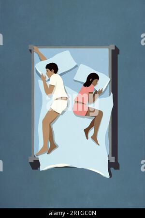 Vista dall'alto coppia che dorme da una parte all'altra nel letto Foto Stock