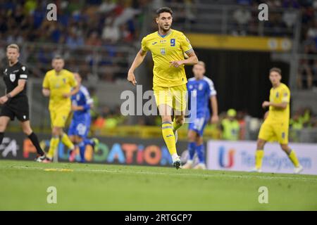 Non esclusiva: MILANO, ITALIA - 12 SETTEMBRE 2023 - Un attaccante della nazionale Ucraina Roman Yaremchuk è visto in azione durante la UEFA EURO 20 Foto Stock