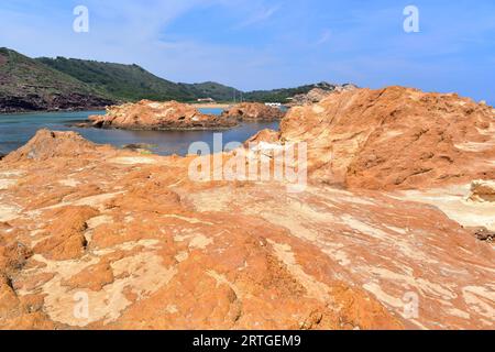 La keratofira al quarzo è una roccia subvulcanica del Permian. Questa foto è stata scattata a Cala Pregonda, Isola di Minorca, Isole Baleari, Spagna. Foto Stock