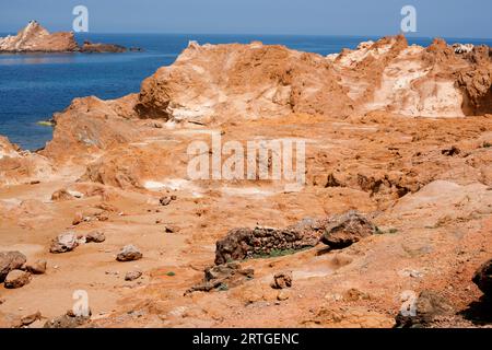 La keratofira al quarzo è una roccia subvulcanica del Permian. Questa foto è stata scattata a Cala Pregonda, Isola di Minorca, Isole Baleari, Spagna. Foto Stock