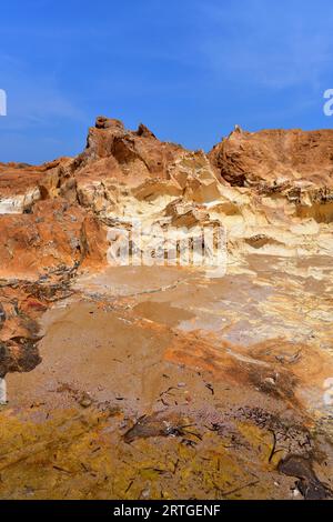 La keratofira al quarzo è una roccia subvulcanica del Permian. Questa foto è stata scattata a Cala Pregonda, Isola di Minorca, Isole Baleari, Spagna. Foto Stock