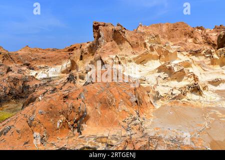 La keratofira al quarzo è una roccia subvulcanica del Permian. Questa foto è stata scattata a Cala Pregonda, Isola di Minorca, Isole Baleari, Spagna. Foto Stock