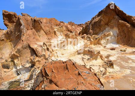 La keratofira al quarzo è una roccia subvulcanica del Permian. Questa foto è stata scattata a Cala Pregonda, Isola di Minorca, Isole Baleari, Spagna. Foto Stock