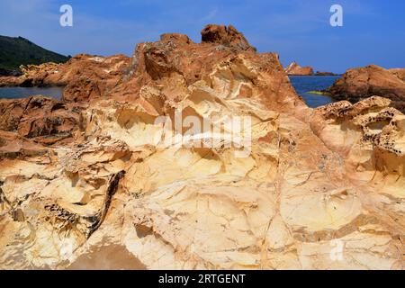 La keratofira al quarzo è una roccia subvulcanica del Permian. Questa foto è stata scattata a Cala Pregonda, Isola di Minorca, Isole Baleari, Spagna. Foto Stock