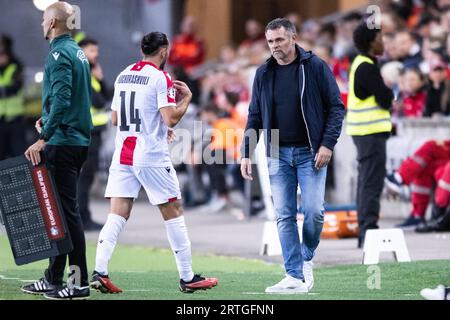 Oslo, Norvegia. 12 settembre 2023. Giorgi Kochorashvili (14) della Georgia visto con il capo-allenatore Willy Sagnol durante la partita di qualificazione a Euro 2024 tra Norvegia e Georgia allo Stadion Ullevaal di Oslo. (Foto: Gonzales Photo/Alamy Live News Foto Stock