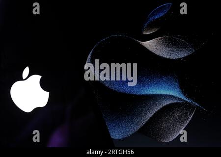 Sleman, Yogyakarta, Indonesia. 13 settembre 2023. In questa foto, il logo della multinazionale di tecnologia Apple Inc. È visibile sullo schermo dello smartphone. (Immagine di credito: © Angga Budhiyanto/ZUMA Press Wire) SOLO USO EDITORIALE! Non per USO commerciale! Foto Stock