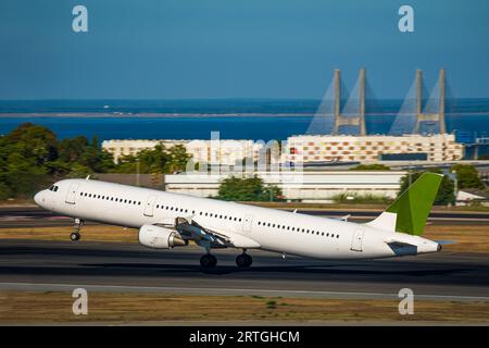 Volo in partenza o atterraggio sulla pista dell'aeroporto di Lisbona nelle giornate di sole Foto Stock