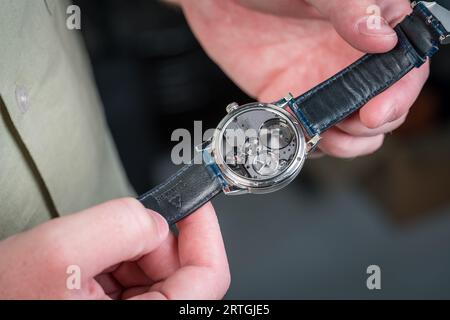 Orologio segreto Trilobe Nuit Fantastique Orologio in titanio con movimento automatico e cielo personalizzato. Cinturino in alligatore blu. Foto Stock