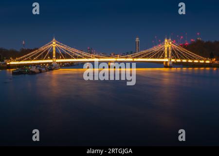 Lunga esposizione, ponte Albert illuminato sul Tamigi a Londra Foto Stock