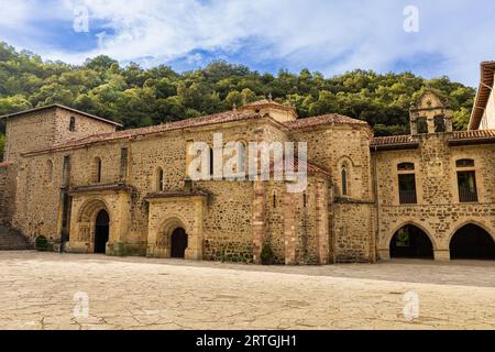 Il Monastero di Santo Toribio de Liébana, monastero cattolico romano in stile romanico, situato nel distretto di Liébana. Cantabria, Spagna. Foto Stock