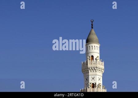 Madinah, Arabia Saudita - 28 dicembre 2017: Moschea di Quba a Medina. Torre della moschea di Quba su sfondo blu isolato Foto Stock