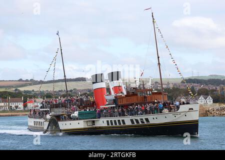 Shoreham, Regno Unito 13 settembre 2022 : PS Waverley l'ultimo piroscafo a pale che trasporta passeggeri in mare parte dal porto di Shoreham vicino a Brighton trasportando passeggeri in un'escursione lungo la costa meridionale fino a Portsmouth attraverso l'isola di Wight. Crediti: James Boardman/Alamy Live News Foto Stock