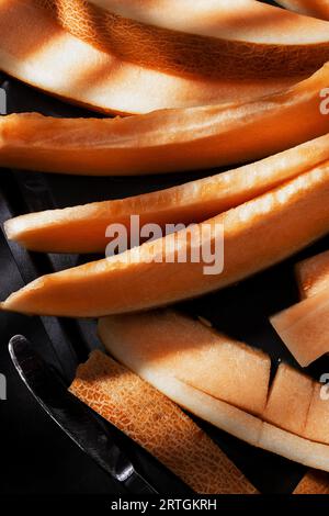 Melone a fette su vassoio Cibo sano e genuino Foto Stock