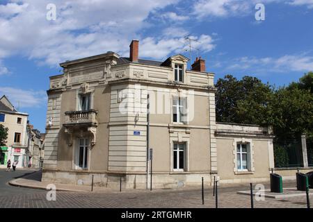 Bella vista di un grande edificio del XIX secolo con dettagli decorativi parte della camera di commercio di Châteauroux, nella Francia centrale rurale. Foto Stock