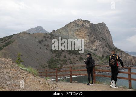 persone che fanno escursioni escursioni a piedi in montagna scogliere mare Foto Stock