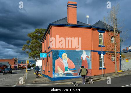 Scena di South Hobart Street in Macquarie Street con stravaganti murales sulla chirurgia dei medici Foto Stock