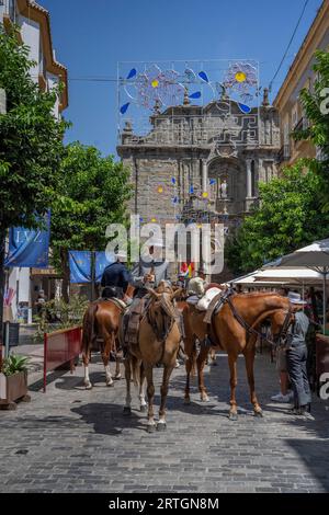 Gente che si gode la festa a Tarifa in Andalusia Spagna. Foto Stock
