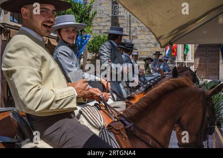 Gente che si gode la festa a Tarifa in Andalusia Spagna. Foto Stock