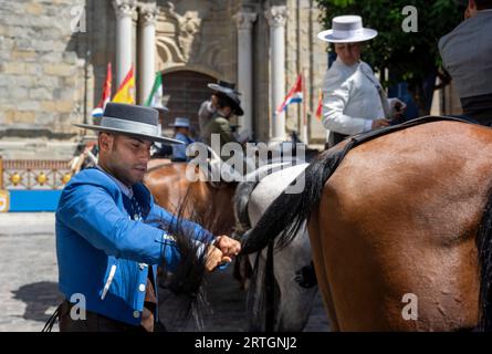 Gente che si gode la festa a Tarifa in Andalusia Spagna. Foto Stock