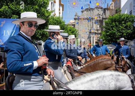 Gente che si gode la festa a Tarifa in Andalusia Spagna. Foto Stock