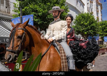 Gente che si gode la festa a Tarifa in Andalusia Spagna. Foto Stock