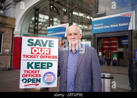 Foto del fascicolo datata 29/07/23 del segretario generale della RMT Mick Lynch si unisce alla linea picket fuori dalla stazione di Liverpool Lime Street durante uno sciopero dei membri della RMT (Rail, Maritime and Transport union) in una lunga disputa su retribuzione, posti di lavoro e condizioni. Secondo Lynch, la consultazione sulle proposte per una chiusura diffusa delle biglietterie delle stazioni ferroviarie in Inghilterra è stata "una farsa”. Data di emissione: Mercoledì 13 settembre 2023. Foto Stock