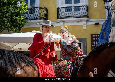 Gente che si gode la festa a Tarifa in Andalusia Spagna. Foto Stock