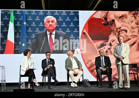 Milano, . 13 settembre 2023. Milano, Italia STATI GENERALI DELLA CULTURA 2023 nella foto: Antonio Tajani, Ministro degli affari Esteri in video Connection parla con Fabio Tamburini, Direttore de il Sole 24 ore e Antonio de Matteis, CEO del gruppo Kiton, Direttore creativo di abbigliamento maschile, Presidente di Pitti immagine Fabrizio Paschina, Executive Director Communication and Image intesa Sanpaolo Marco Vidal, General Director Mavive Spa, CEO The Merchant of Venice Srl Credit: Independent Photo Agency/Alamy Live News Foto Stock