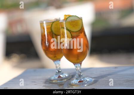 Rinfrescanti cocktail estivi per un pomeriggio di sole. Foto Stock