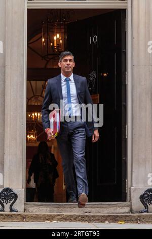 Downing Street, Londra, Regno Unito. 13 settembre 2023. Il primo ministro britannico, Rishi Sunak, parte dal numero 10 di Downing Street per partecipare alla sessione delle domande del primo ministro (PMQ) alla camera dei comuni. Foto di Amanda Rose/Alamy Live News Foto Stock