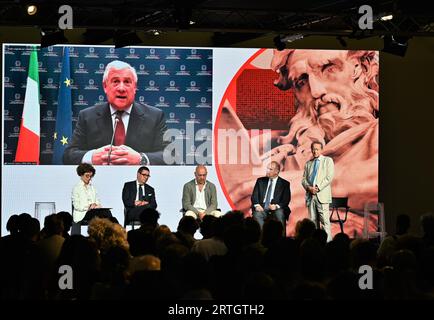 Milano, . 13 settembre 2023. Milano, Italia STATI GENERALI DELLA CULTURA 2023 nella foto: Antonio Tajani, Ministro degli affari Esteri in video Connection parla con Fabio Tamburini, Direttore de il Sole 24 ore e Antonio de Matteis, CEO del gruppo Kiton, Direttore creativo di abbigliamento maschile, Presidente di Pitti immagine Fabrizio Paschina, Executive Director Communication and Image intesa Sanpaolo Marco Vidal, General Director Mavive Spa, CEO The Merchant of Venice Srl Credit: Independent Photo Agency/Alamy Live News Foto Stock