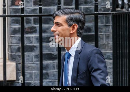 Downing Street, Londra, Regno Unito. 13 settembre 2023. Il primo ministro britannico, Rishi Sunak, parte dal numero 10 di Downing Street per partecipare alla sessione delle domande del primo ministro (PMQ) alla camera dei comuni. Foto di Amanda Rose/Alamy Live News Foto Stock