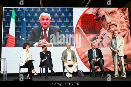 Milano, . 13 settembre 2023. Milano, Italia STATI GENERALI DELLA CULTURA 2023 nella foto: Antonio Tajani, Ministro degli affari Esteri in video Connection parla con Fabio Tamburini, Direttore de il Sole 24 ore e Antonio de Matteis, CEO del gruppo Kiton, Direttore creativo di abbigliamento maschile, Presidente di Pitti immagine Fabrizio Paschina, Executive Director Communication and Image intesa Sanpaolo Marco Vidal, General Director Mavive Spa, CEO The Merchant of Venice Srl Credit: Independent Photo Agency/Alamy Live News Foto Stock