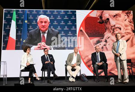 Milano, . 13 settembre 2023. Milano, Italia STATI GENERALI DELLA CULTURA 2023 nella foto: Antonio Tajani, Ministro degli affari Esteri in video Connection parla con Fabio Tamburini, Direttore de il Sole 24 ore e Antonio de Matteis, CEO del gruppo Kiton, Direttore creativo di abbigliamento maschile, Presidente di Pitti immagine Fabrizio Paschina, Executive Director Communication and Image intesa Sanpaolo Marco Vidal, General Director Mavive Spa, CEO The Merchant of Venice Srl Credit: Independent Photo Agency/Alamy Live News Foto Stock