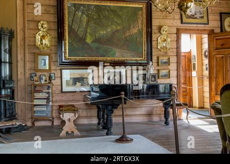 TROLDHAUGEN, NORVEGIA - 3 LUGLIO 2016: Questa è la casa vacanze in salotto del compositore Edvard Grieg con il suo pianoforte. Foto Stock