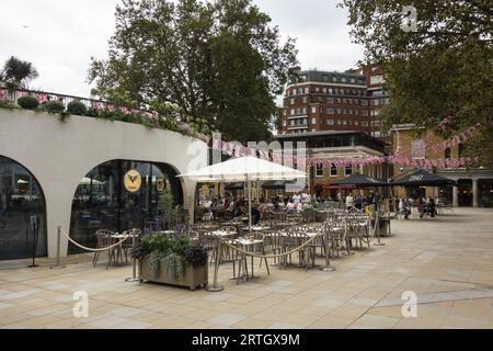 Padiglione del caffè Vardo in Duke of York Square, King's Road, Chelsea, Londra, SW3, REGNO UNITO Foto Stock