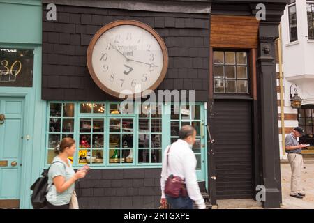 Boutique Vivienne Westwood's World's End e orologio analogico Back-to-Front, 430 King's Road, Chelsea, Londra, Inghilterra, REGNO UNITO Foto Stock