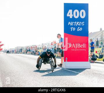 Gara di carrozzina maschile nella mezza maratona Great North Run 2023 di quest'anno. Foto Stock