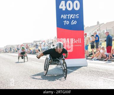 Gara di carrozzina maschile nella mezza maratona Great North Run 2023 di quest'anno. Foto Stock