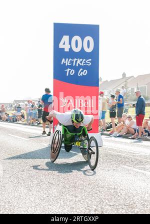 Gara di carrozzina maschile nella mezza maratona Great North Run 2023 di quest'anno. Foto Stock