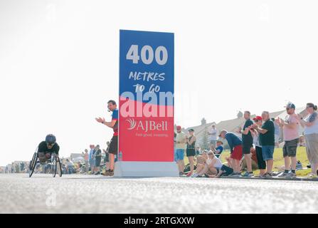 Gara di carrozzina maschile nella mezza maratona Great North Run 2023 di quest'anno. Foto Stock