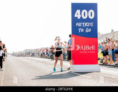 Charlotte Purdue, corridore di lunga distanza, finendo 3° nella mezza maratona Great North Run del 2023. Foto Stock