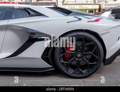 Auto sportiva Lamborghini Aventador SVJ bianca parcheggiata sulla strada a Porthmadoc, Galles. Foto Stock