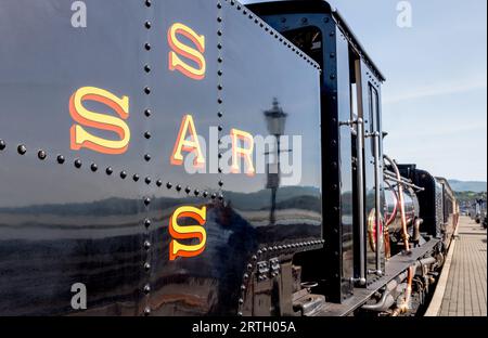 Il treno a vapore Snowdonia Star ti aspetta alla stazione di Porthmadoc. Foto Stock