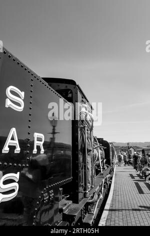 Il treno a vapore Snowdonia Star ti aspetta alla stazione di Porthmadoc. Foto Stock