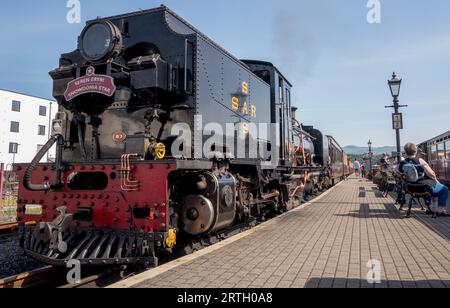 Il treno a vapore Snowdonia Star ti aspetta alla stazione di Porthmadoc. Foto Stock