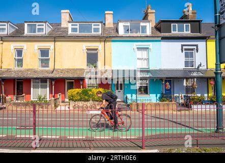 Fila di alloggi terrazzati color pastello sulla strada principale a Portmadoc, Gwynedd, Galles. Foto Stock