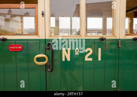 Carrozze di terza classe utilizzate dalla Ffestiniog Railway e dalla Welsh Highland Railway per il trasporto di passeggeri dalla stazione di Porthmadoc. Foto Stock